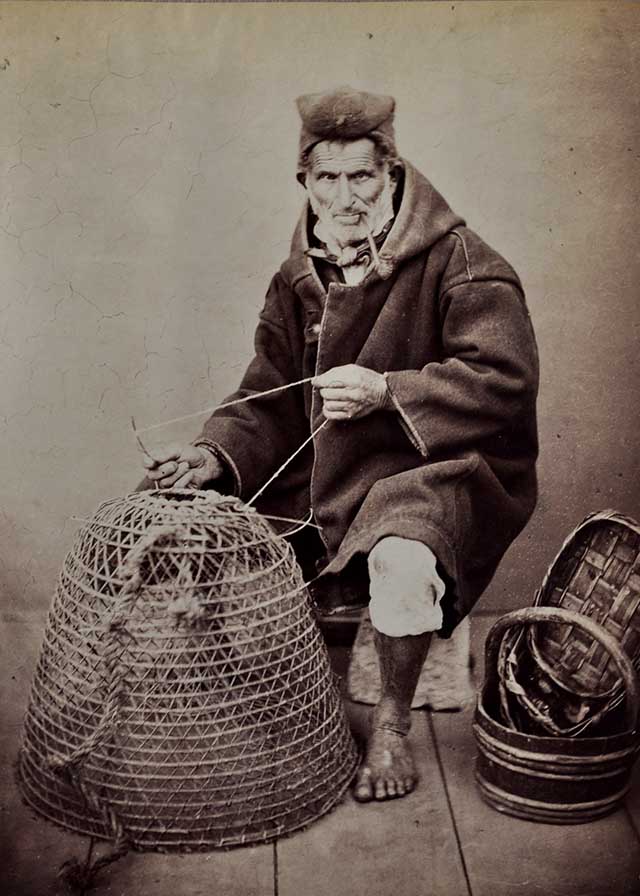 Napoli. Ritratto di pescatore intento a realizzare ceste, albumina, 1880 ca.(SNSP, Album D’Amato)